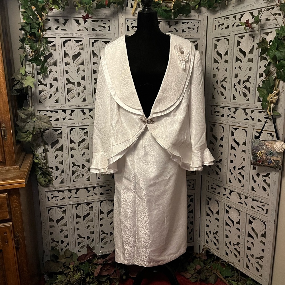 GIOVANNA Gorgeous true white silky with floral imprints 2pc plus jacket & skirt